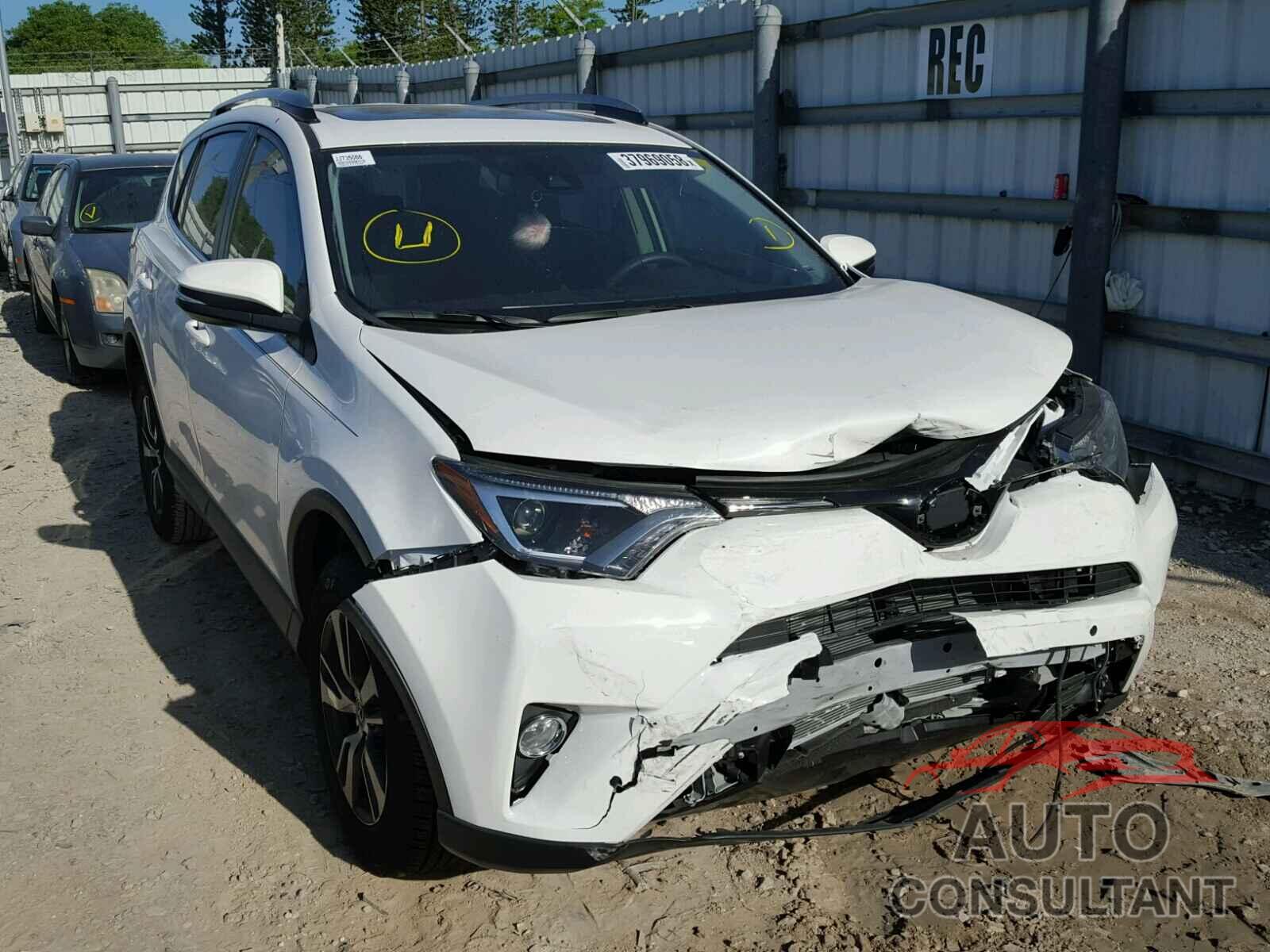 TOYOTA RAV4 XLE 2018 - JTMWFREV3JJ735066