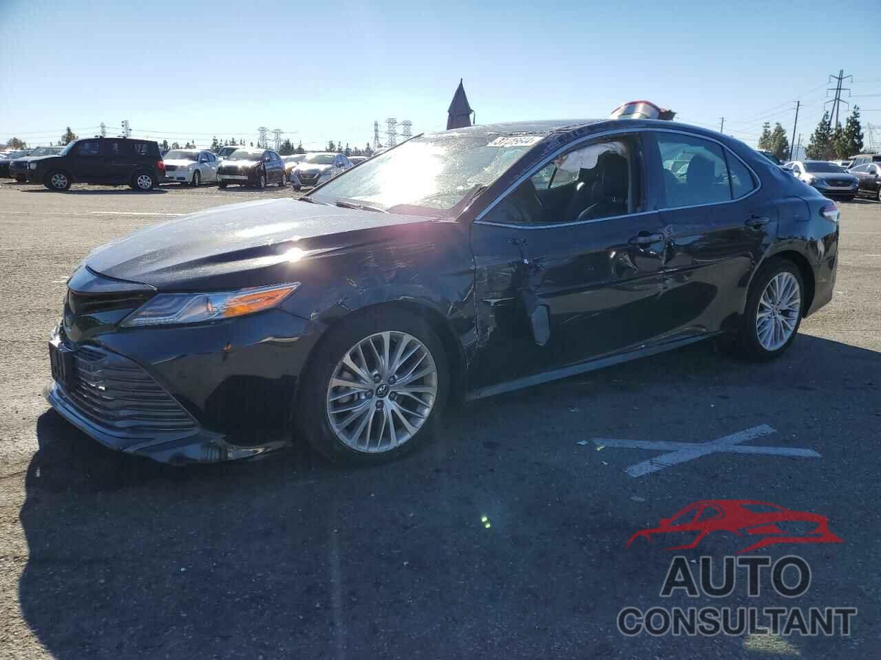 TOYOTA CAMRY 2018 - 4T1B11HK1JU089214