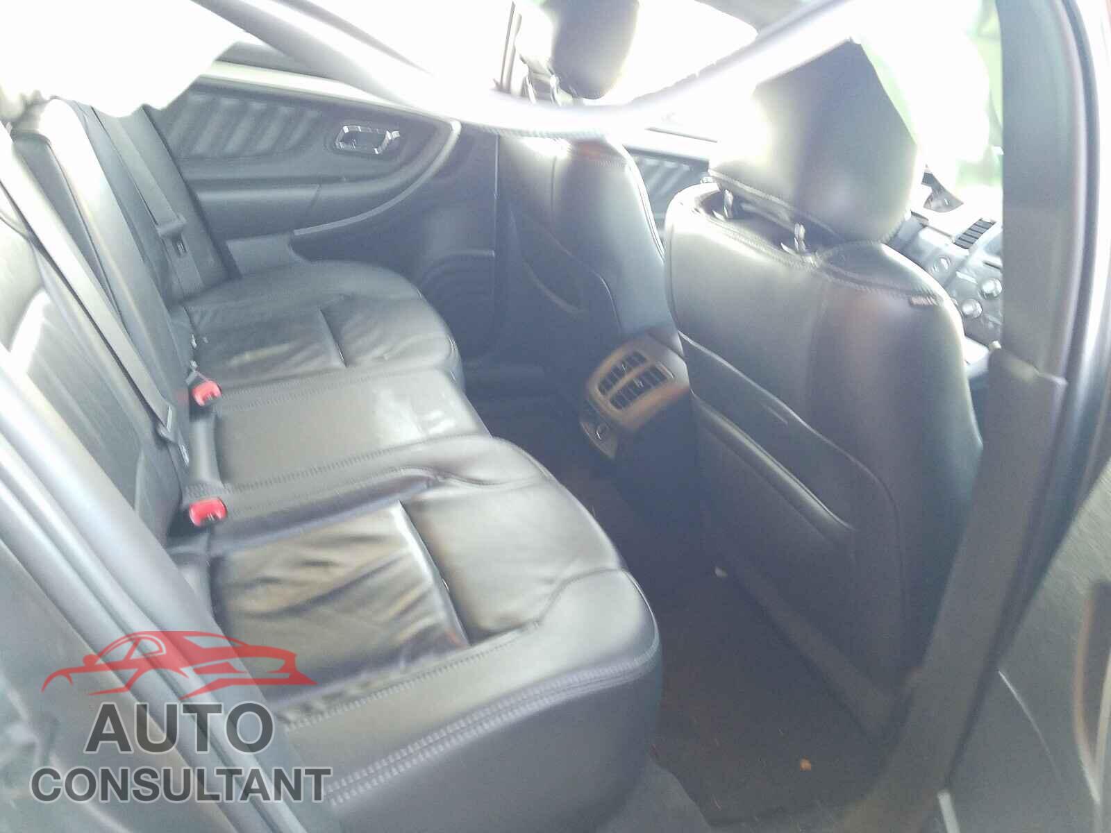 FORD TAURUS 2018 - 1FAHP2E82JG142051