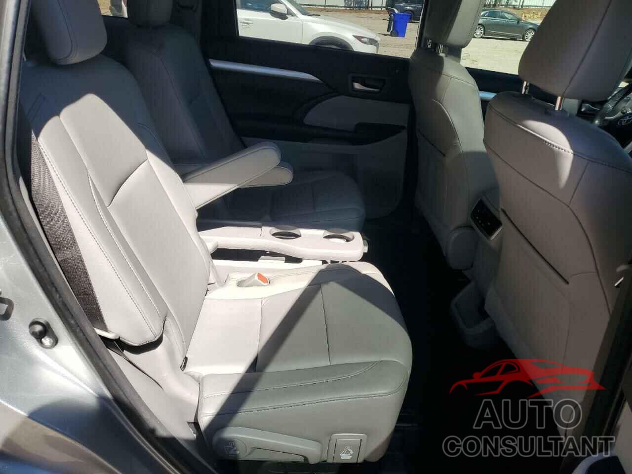 TOYOTA HIGHLANDER 2018 - 5TDJZRFH5JS857148