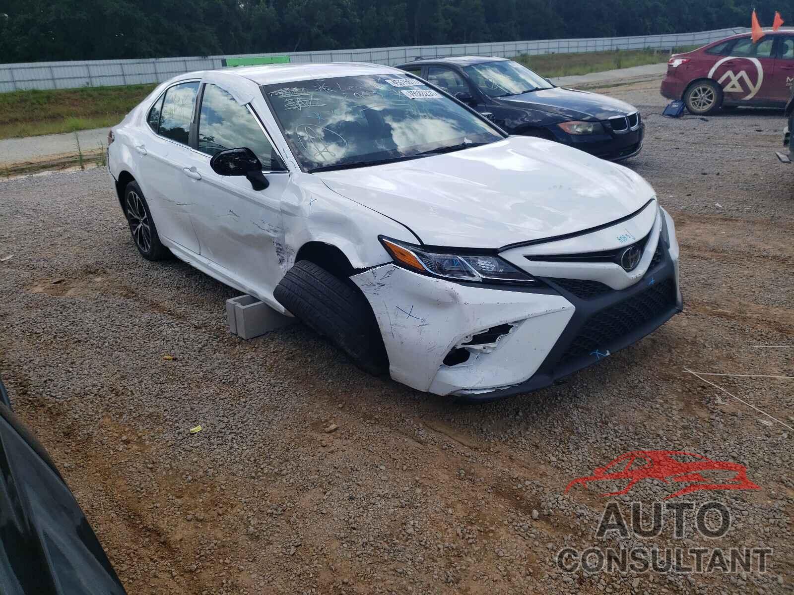 TOYOTA CAMRY 2018 - 4T1B11HK8JU084995