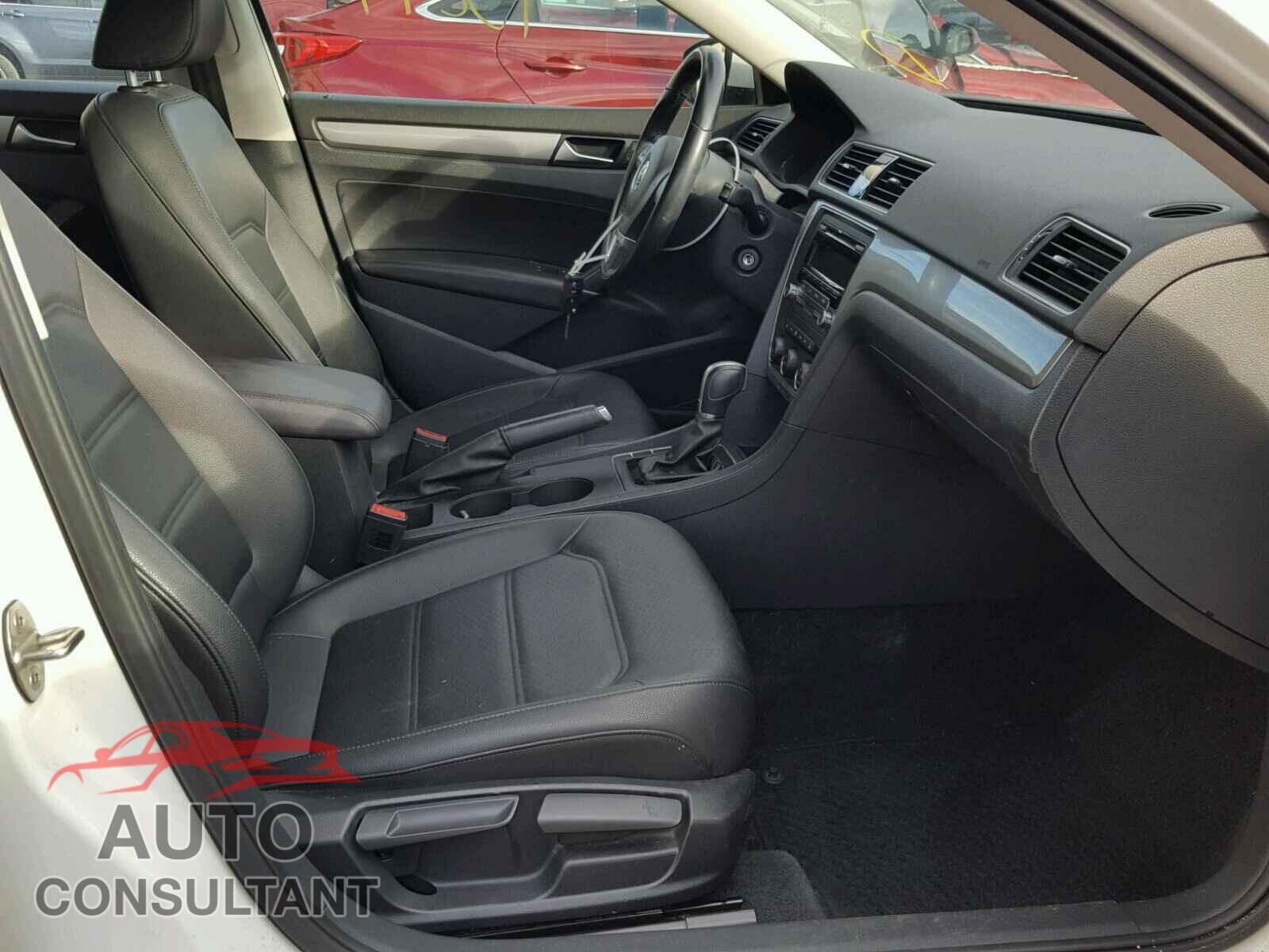 VOLKSWAGEN PASSAT 2015 - 1VWAT7A38FC040828