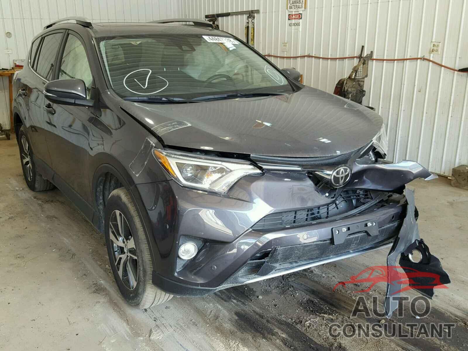 TOYOTA RAV4 XLE 2018 - JTMRFREV3JJ718071