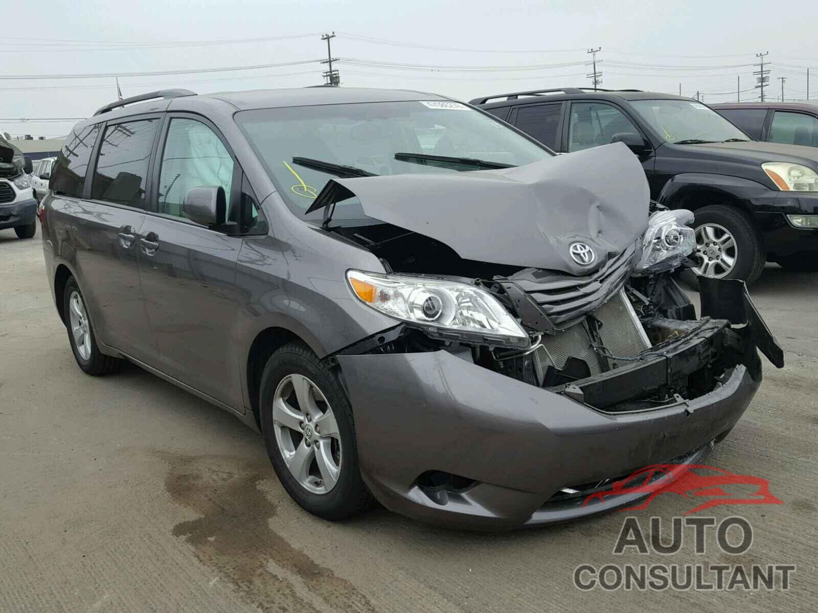 TOYOTA SIENNA LE 2015 - 5TDKK3DC9FS680835