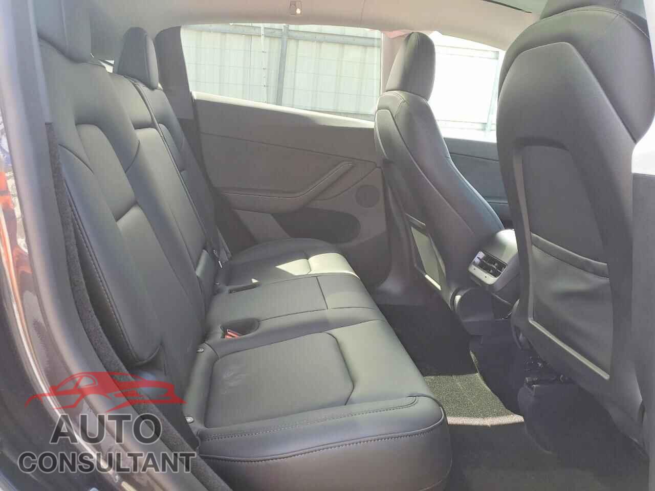 TESLA MODEL Y 2024 - 7SAYGDEE8RA263782