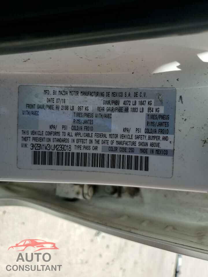 MAZDA 3 2018 - 3MZBN1W3XJM239018