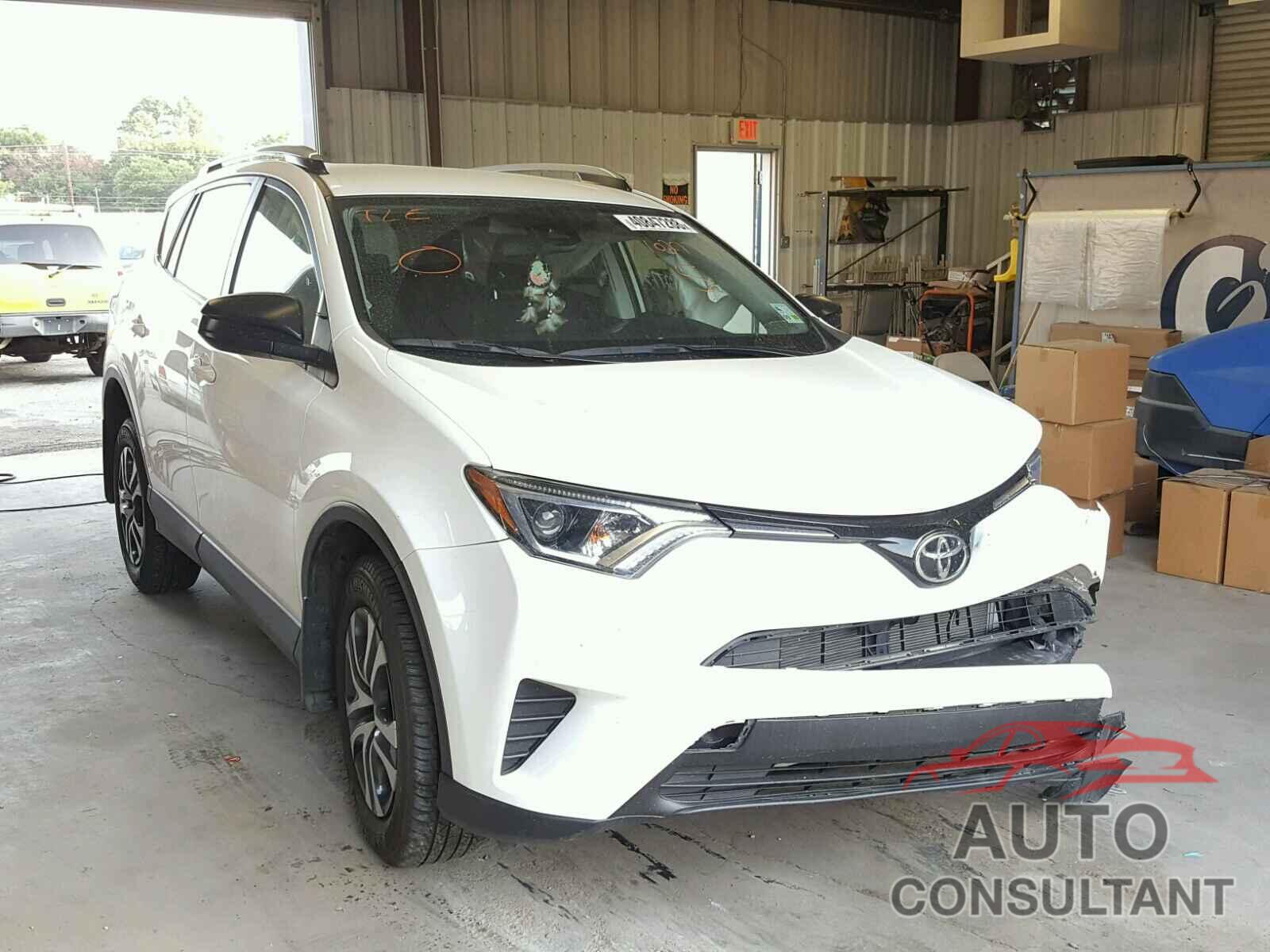 TOYOTA RAV4 LE 2017 - JTMZFREV2HJ102775