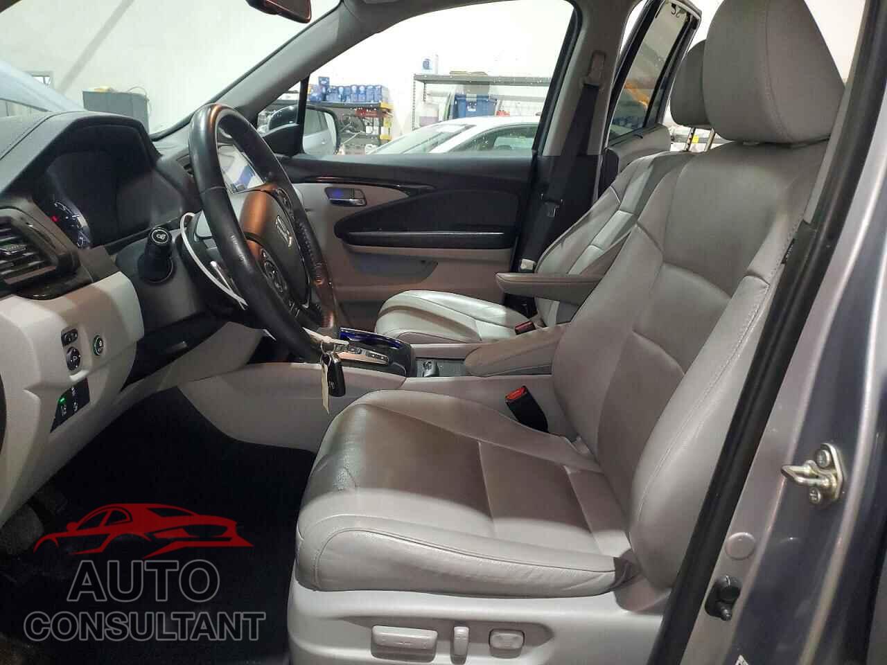 HONDA PILOT 2017 - 5FNYF6H99HB021207