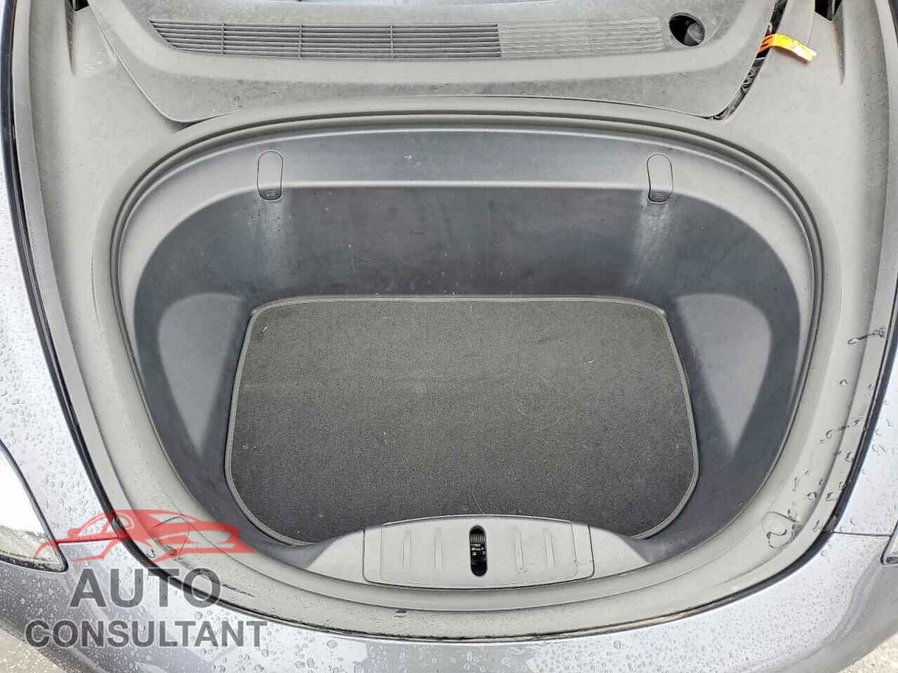 TESLA MODEL 3 2018 - 5YJ3E1EB3JF121137