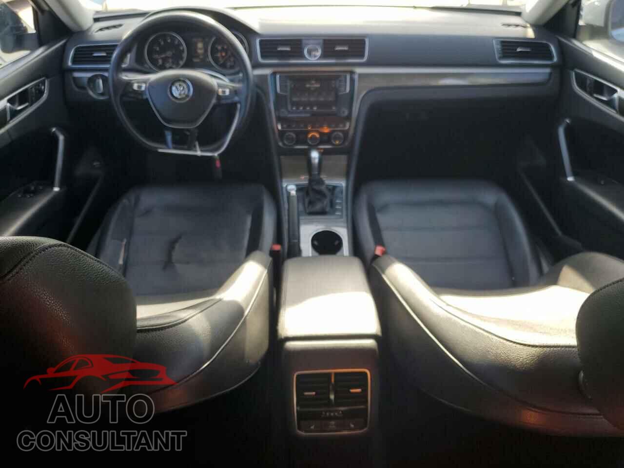VOLKSWAGEN PASSAT 2017 - 1VWGT7A39HC041256