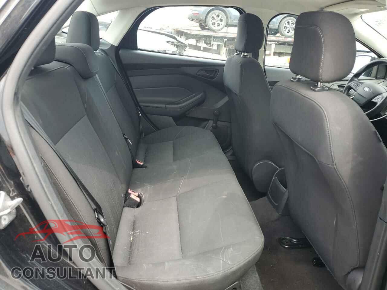 FORD FOCUS 2015 - 1FADP3E24FL218125