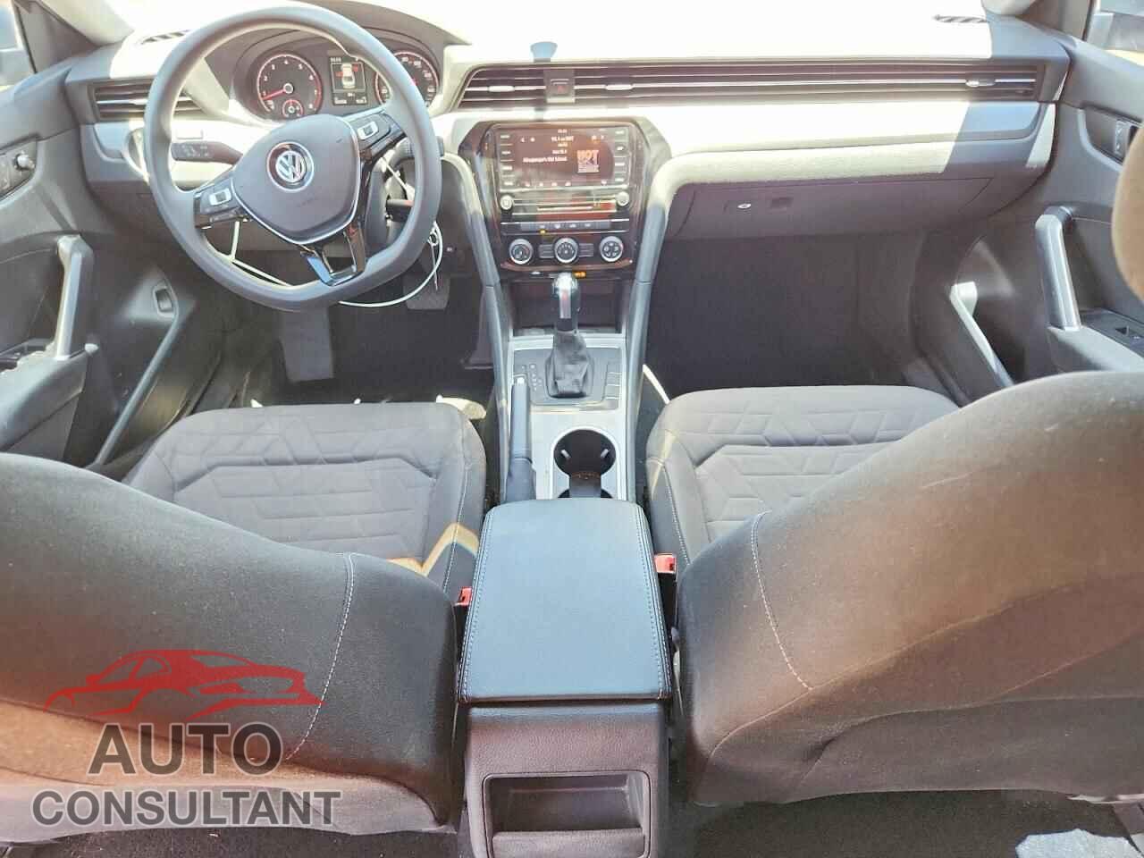 VOLKSWAGEN PASSAT 2020 - 1VWAA7A38LC002856