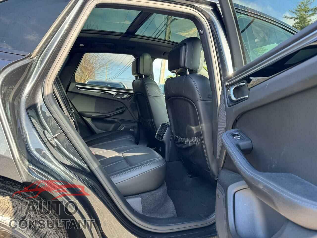 PORSCHE MACAN 2019 - WP1AA2A59KLB05711