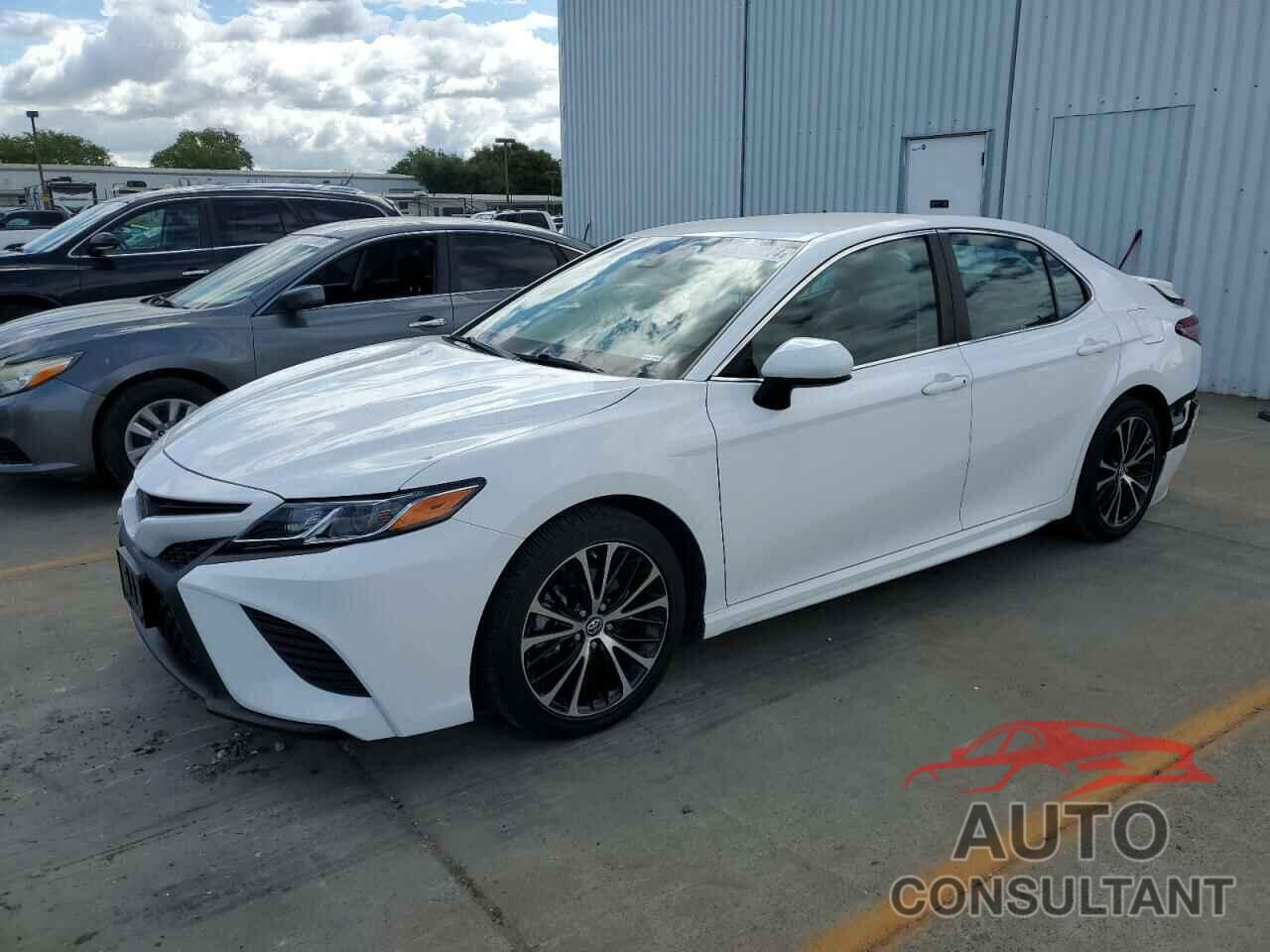 TOYOTA CAMRY 2018 - 4T1B11HK8JU101648