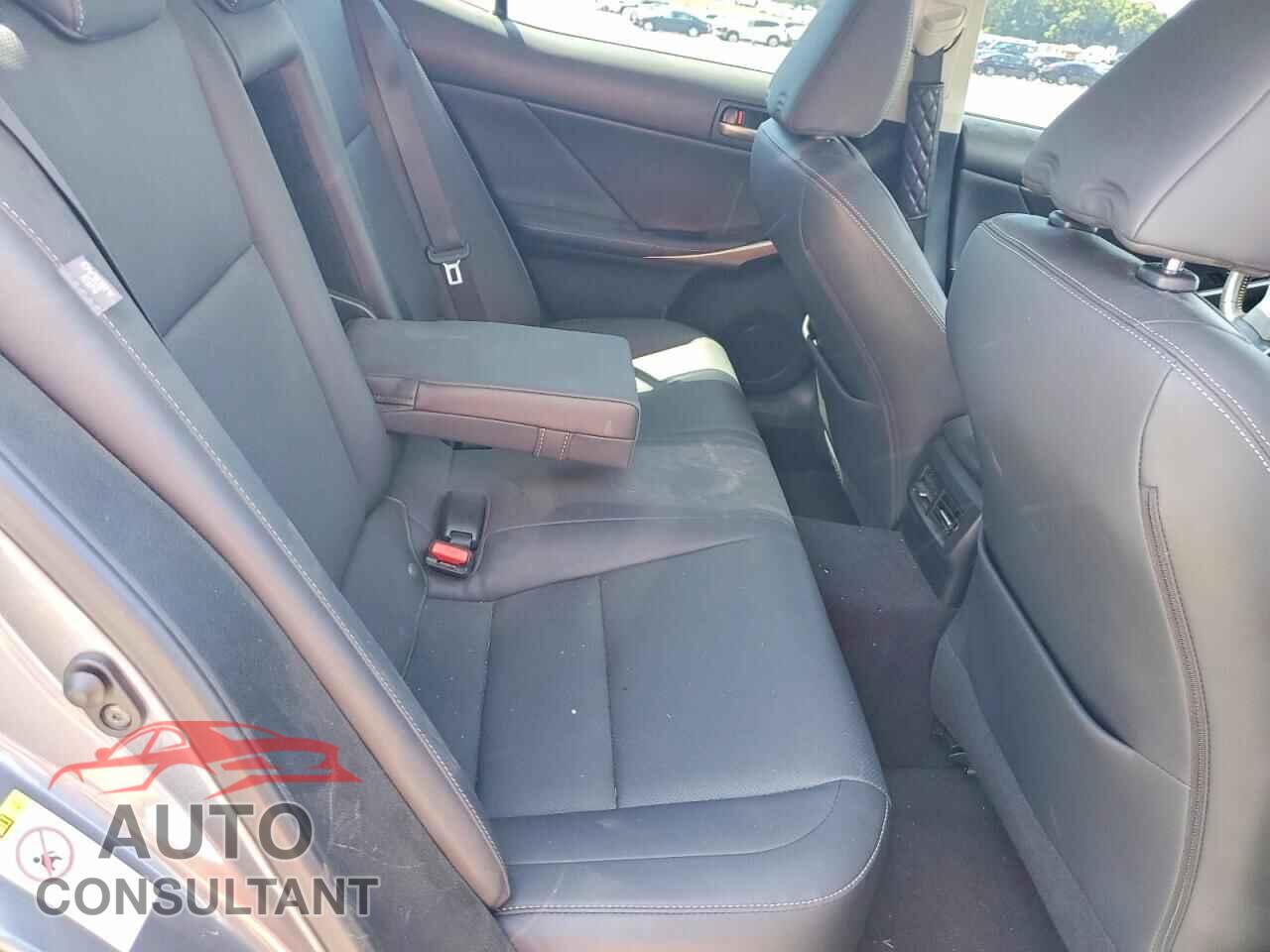LEXUS IS 2018 - JTHC81D20J5032196
