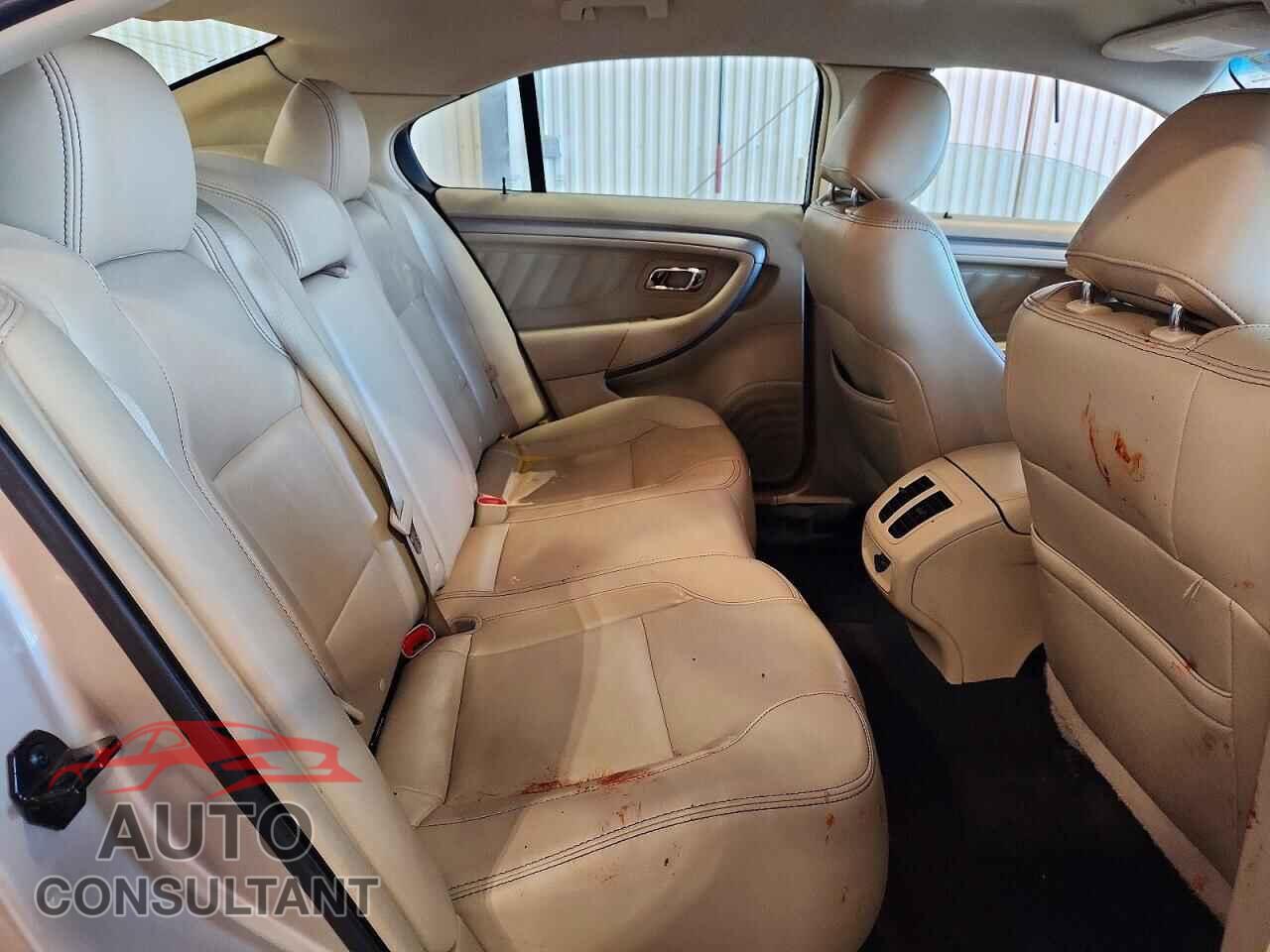 FORD TAURUS 2018 - 1FAHP2E82JG112015