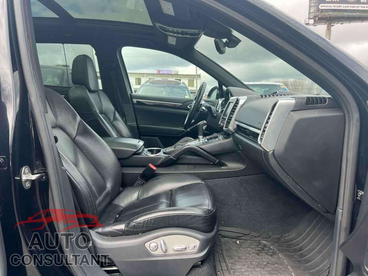 PORSCHE CAYENNE 2016 - WP1AA2A26GKA13040