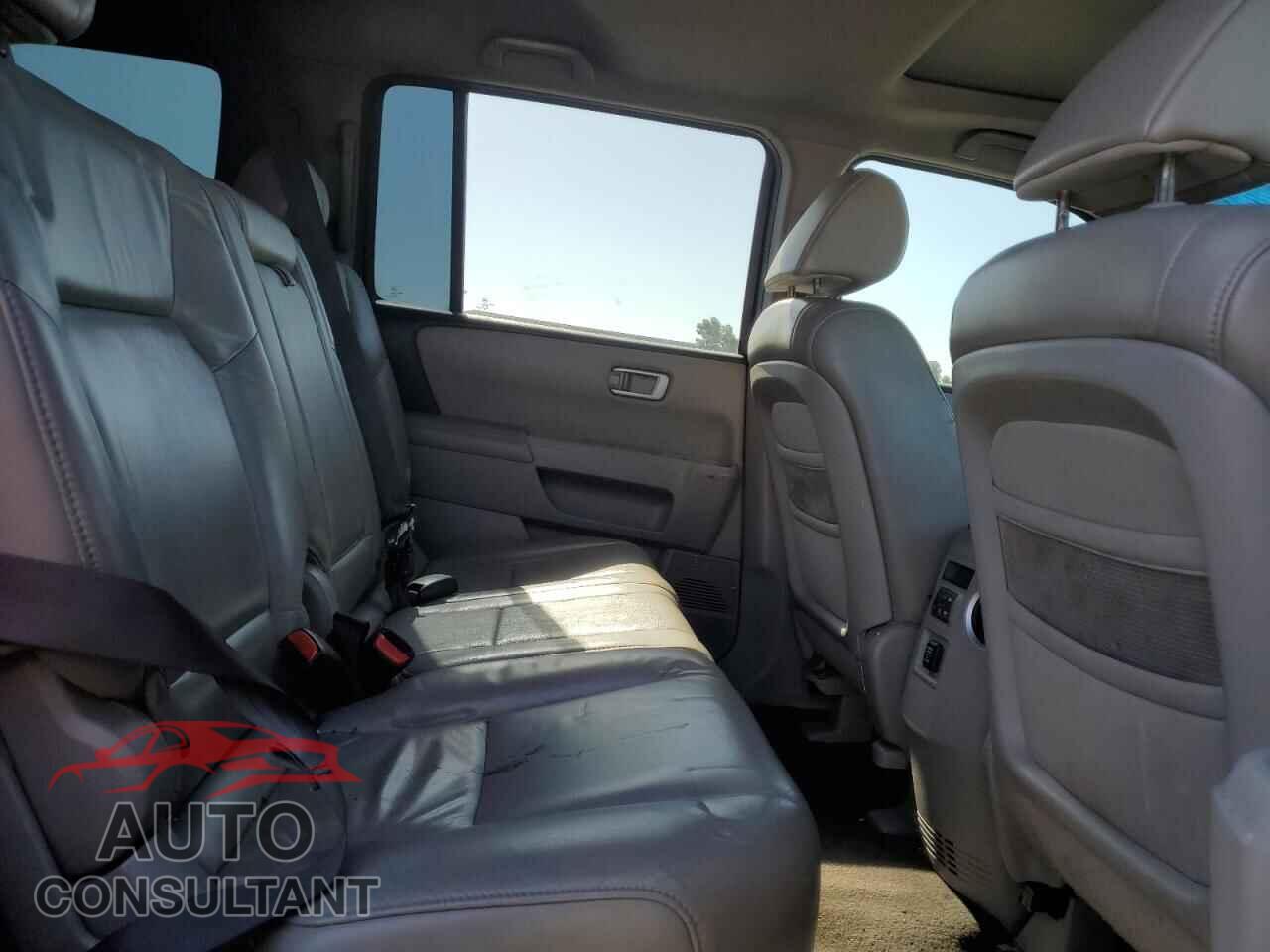 HONDA PILOT 2011 - 5FNYF4H56BB048261