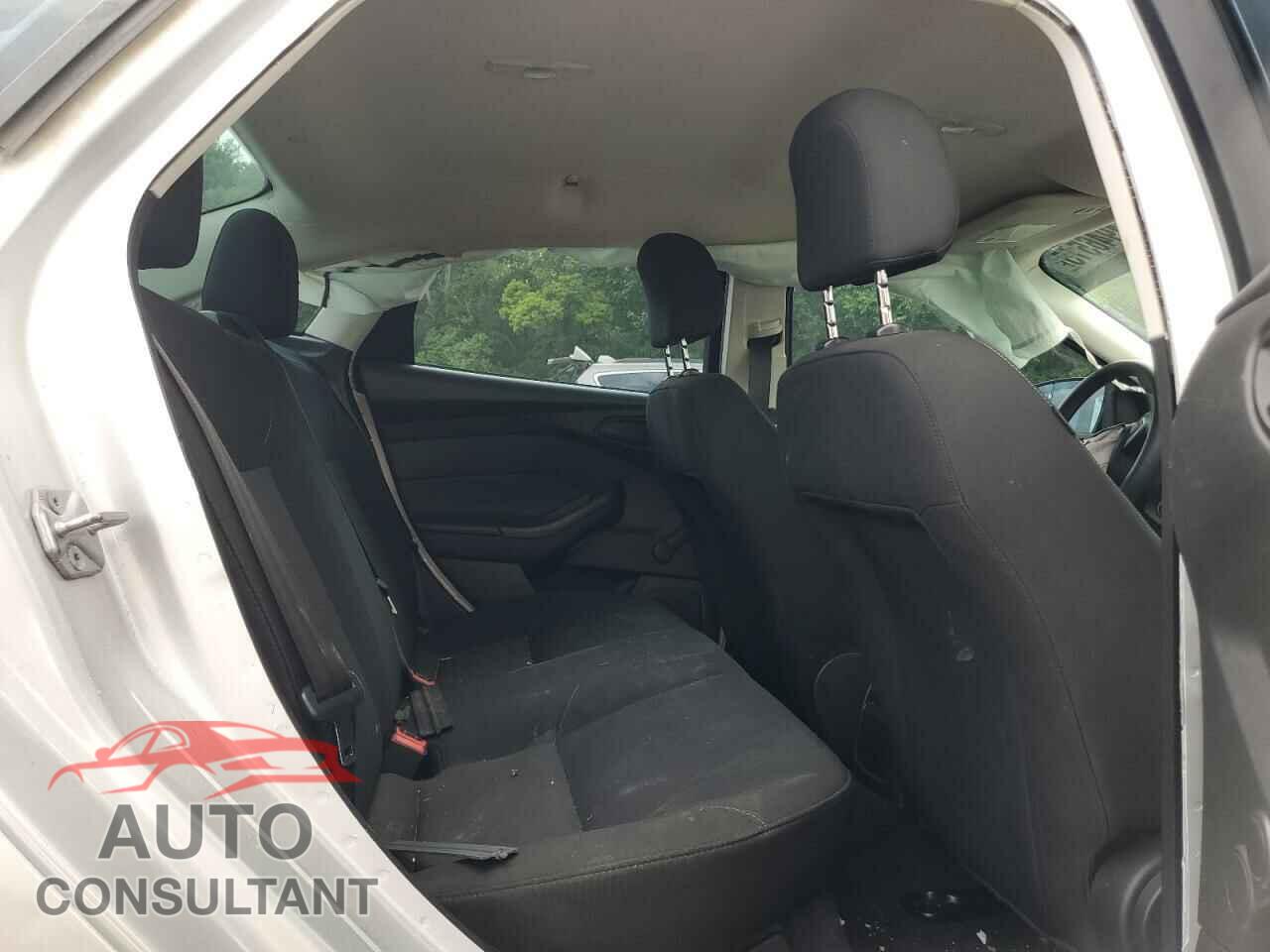 FORD FOCUS 2015 - 1FADP3E26FL291996