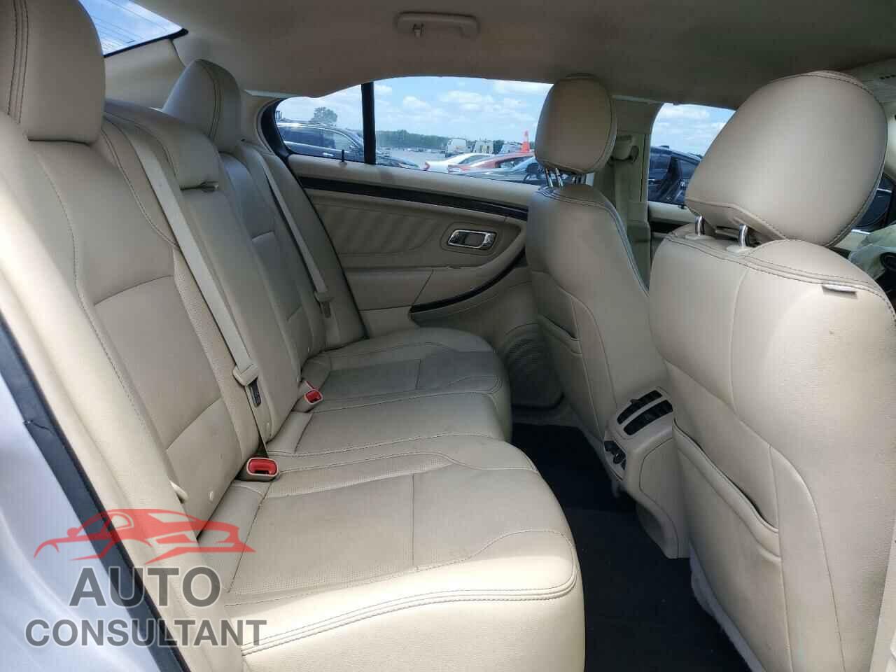 FORD TAURUS 2018 - 1FAHP2F84JG110345