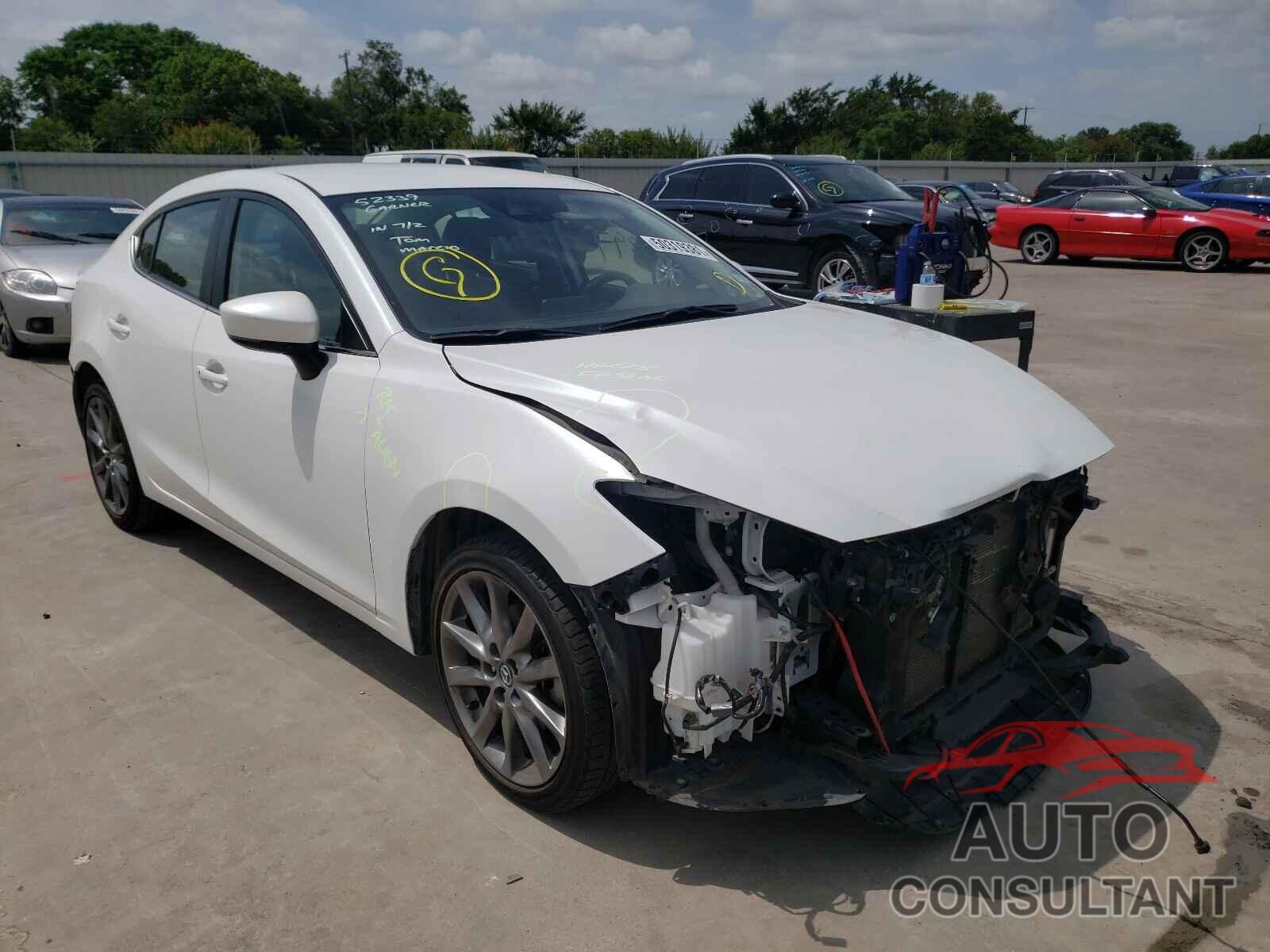 MAZDA 3 2018 - 3MZBN1V34JM203276