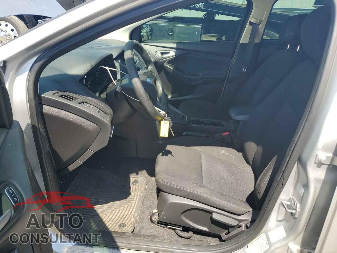 FORD FOCUS 2017 - 1FADP3F25HL202808