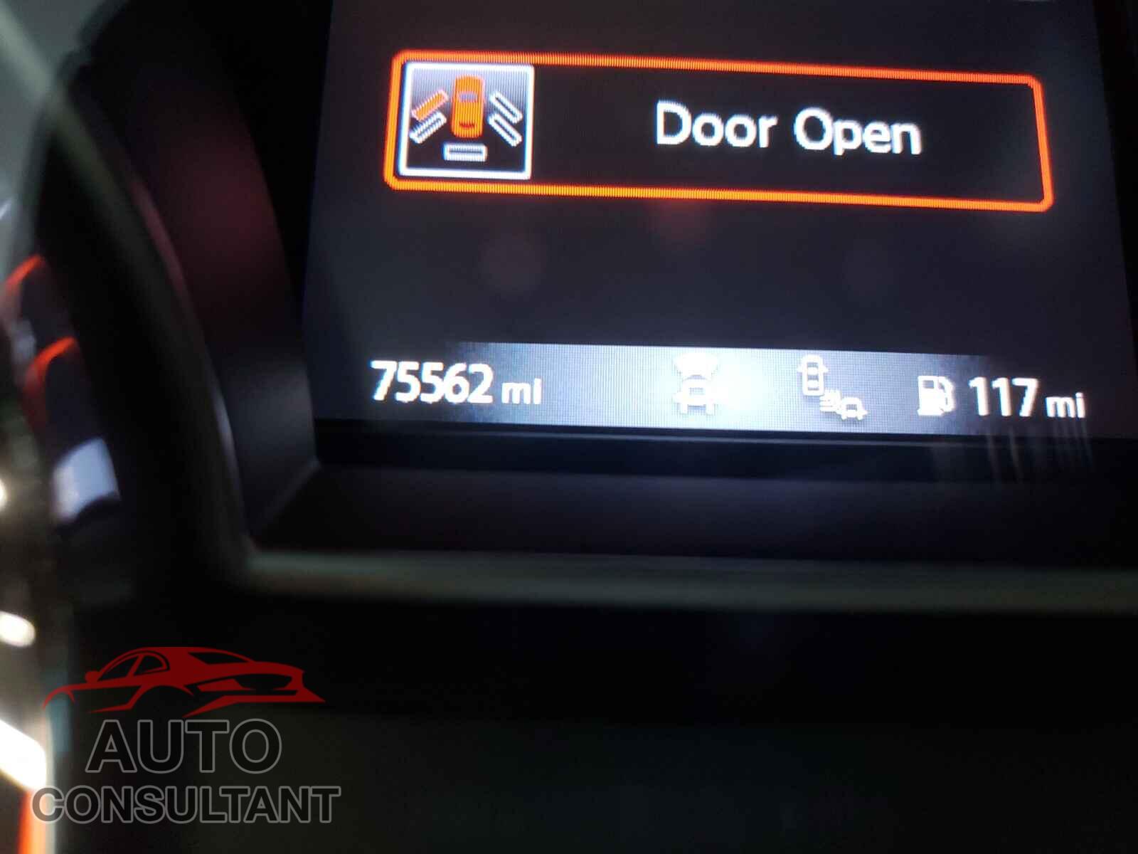 NISSAN PATHFINDER 2018 - 5N1DR2MM1JC604376