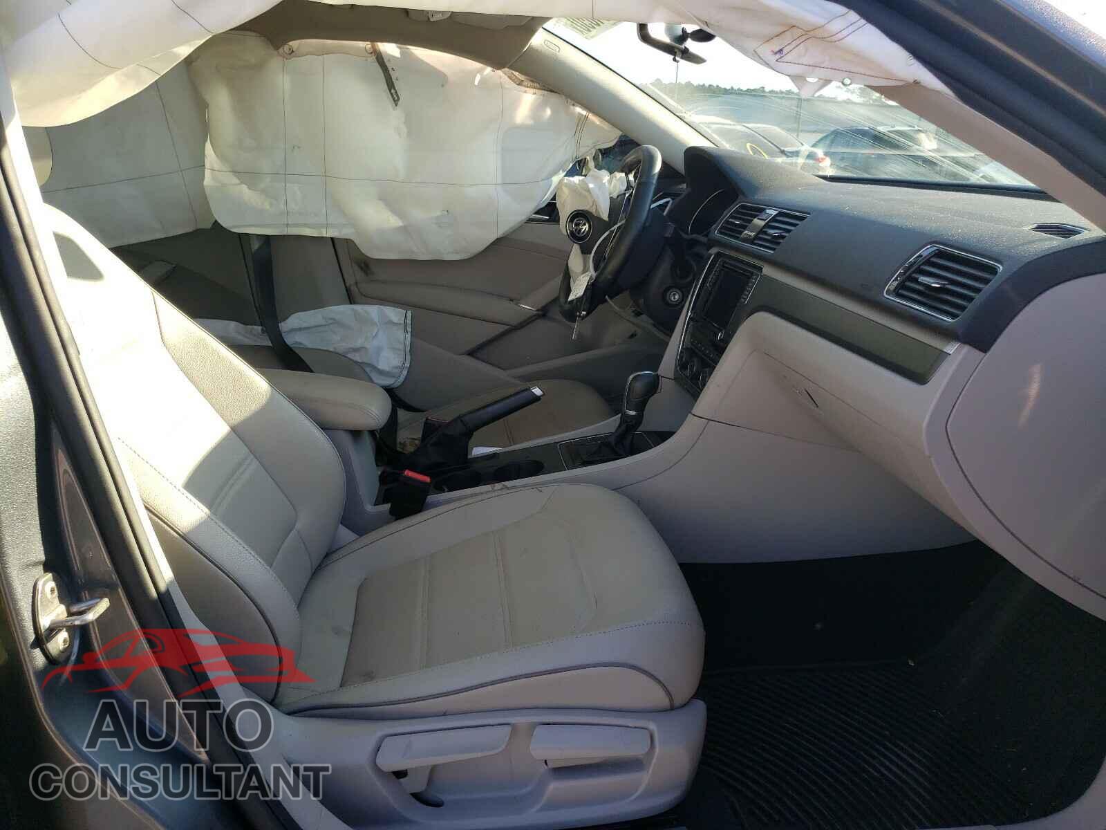 VOLKSWAGEN PASSAT 2018 - 1VWAA7A33JC049211
