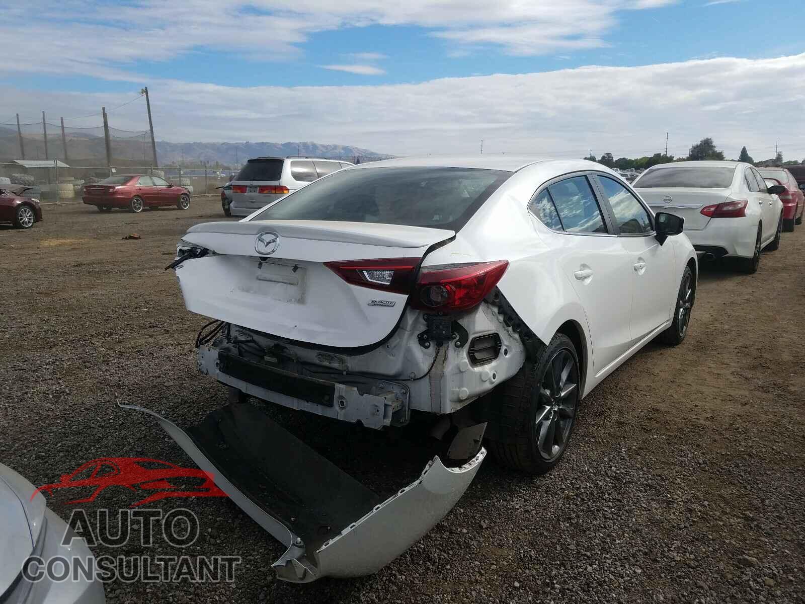 MAZDA 3 2018 - 3MZBN1V33JM183473