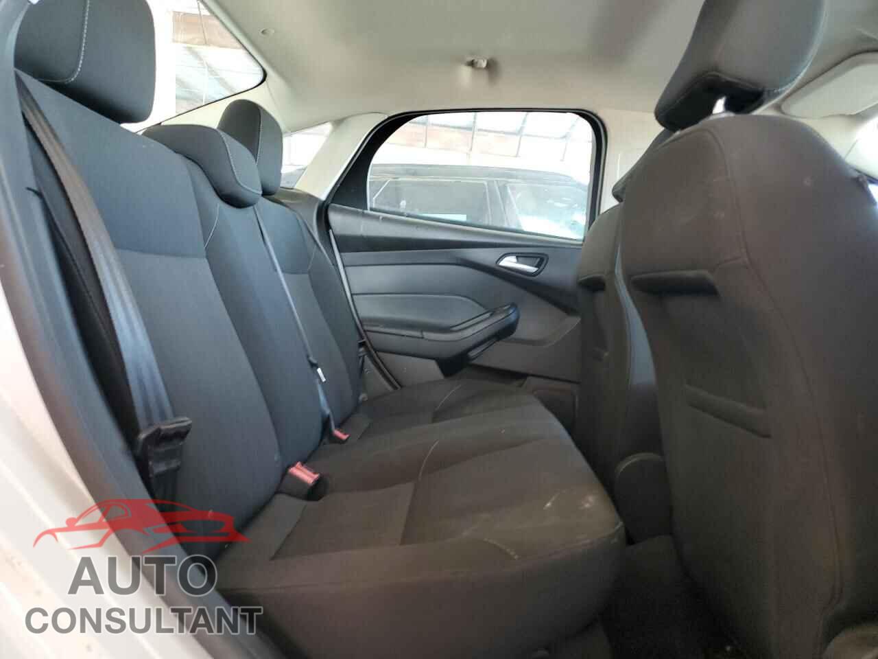 FORD FOCUS 2015 - 1FADP3F29FL342857
