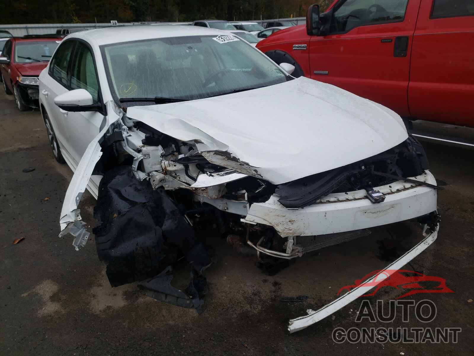 VOLKSWAGEN PASSAT 2018 - 1VWAA7A33JC049838