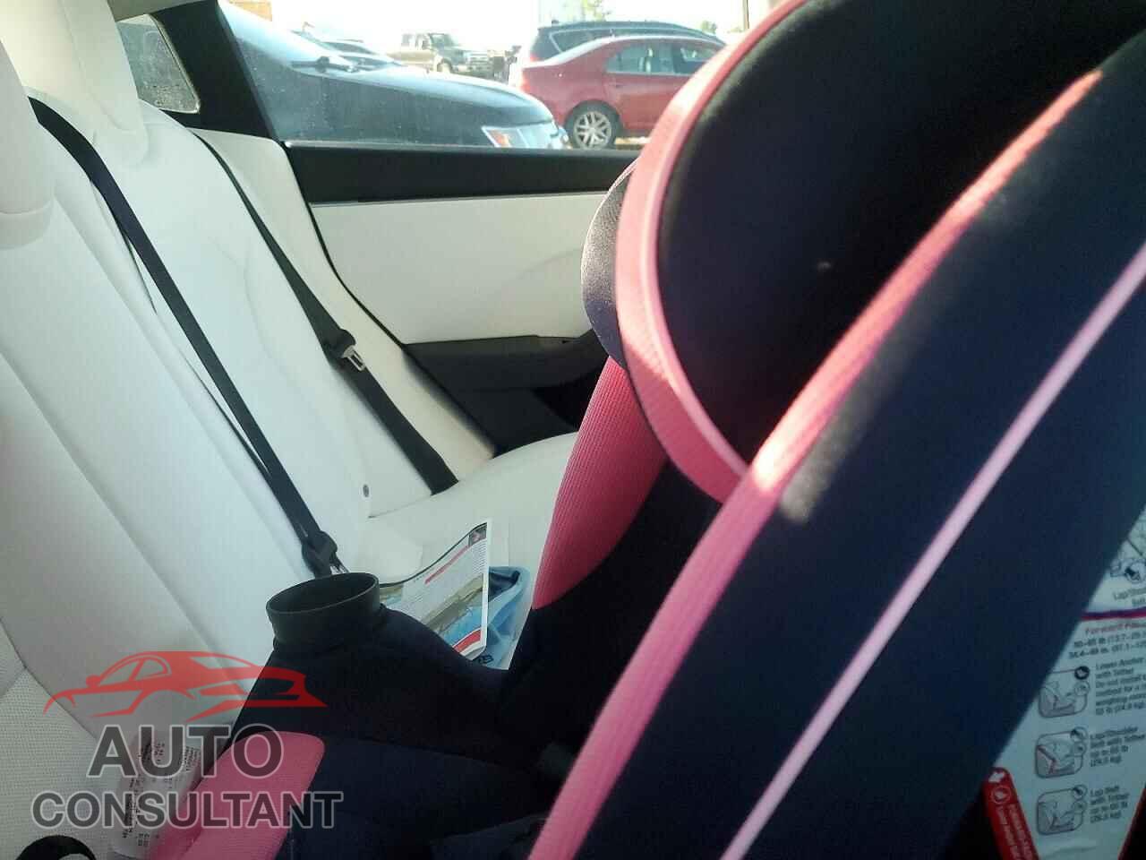 TESLA MODEL 3 2025 - 5YJ3E1EA8SF059159
