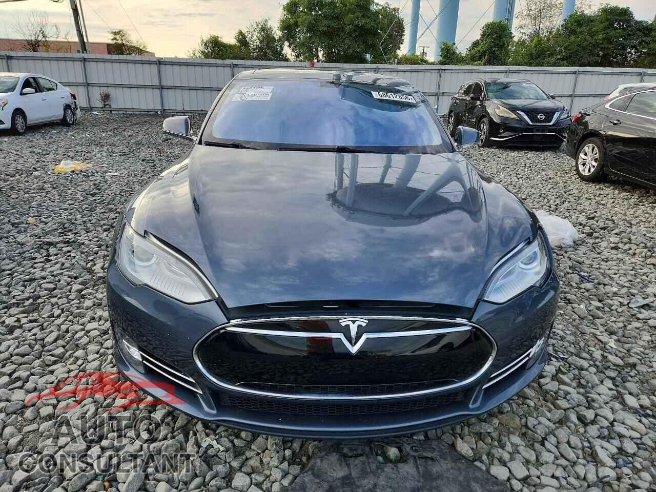 TESLA MODEL S 2013 - 5YJSA1DP2DFP16036