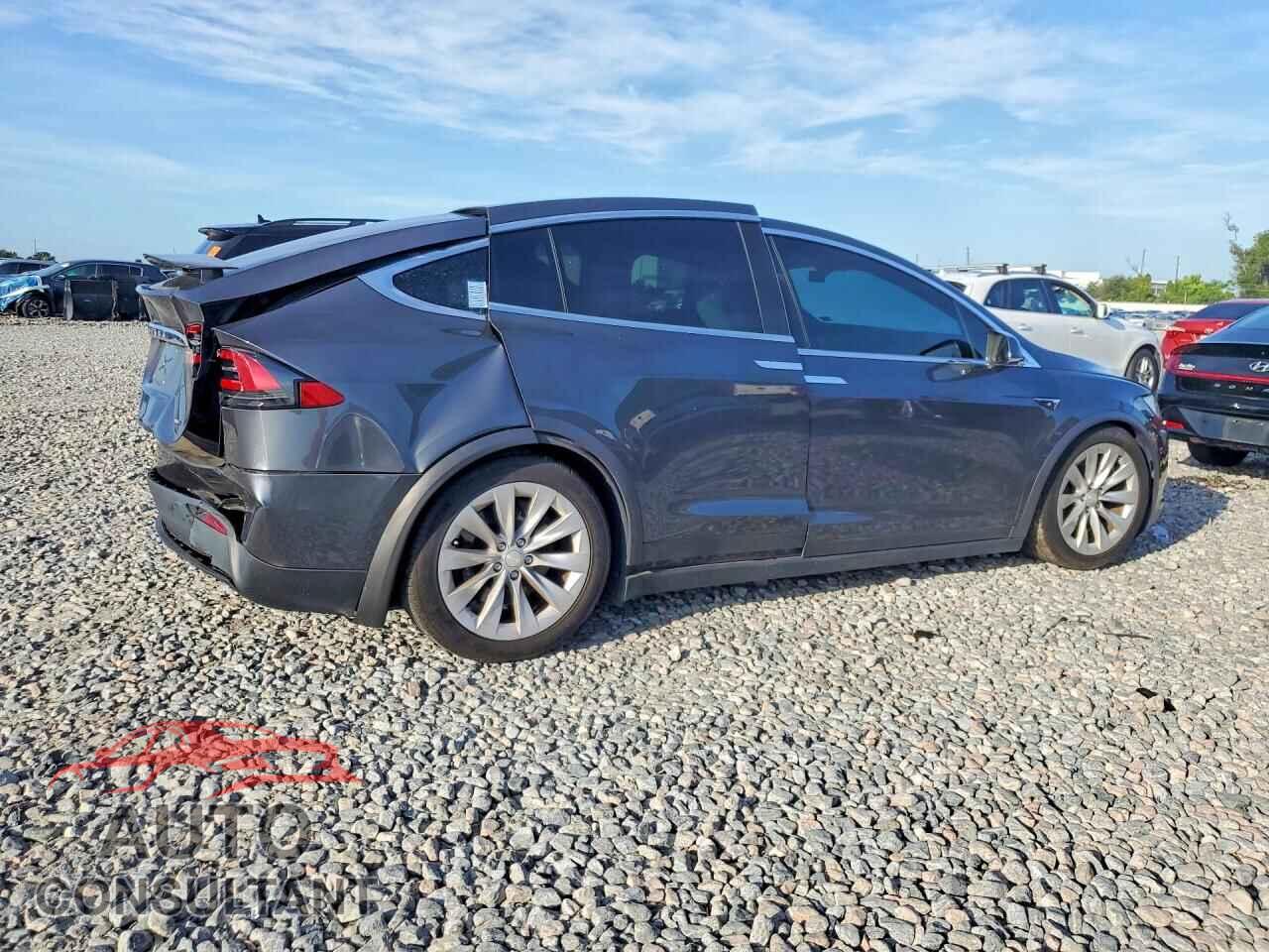 TESLA MODEL X 2017 - 5YJXCBE26HF043606