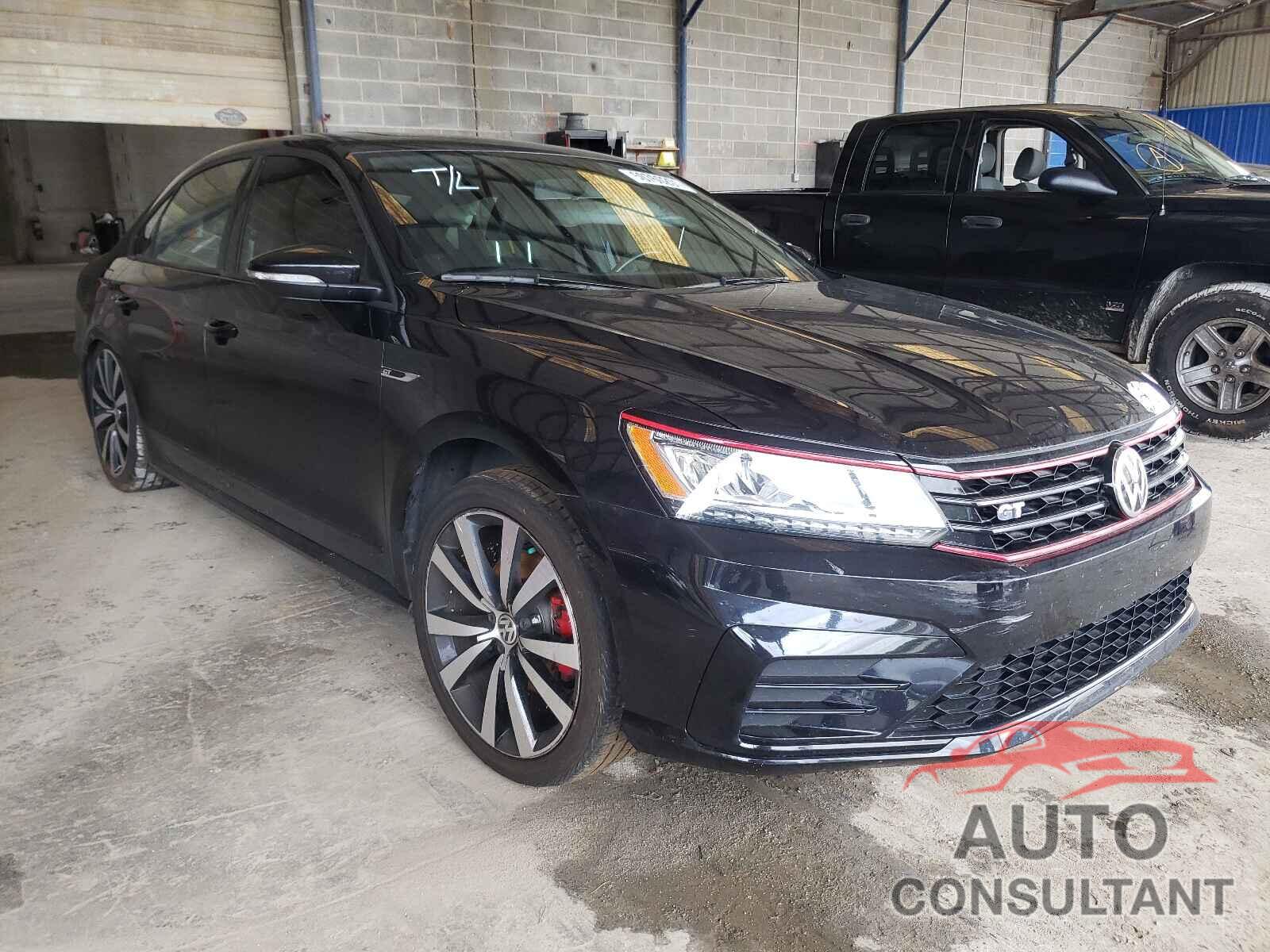 VOLKSWAGEN PASSAT 2018 - 1VWJM7A33JC050561