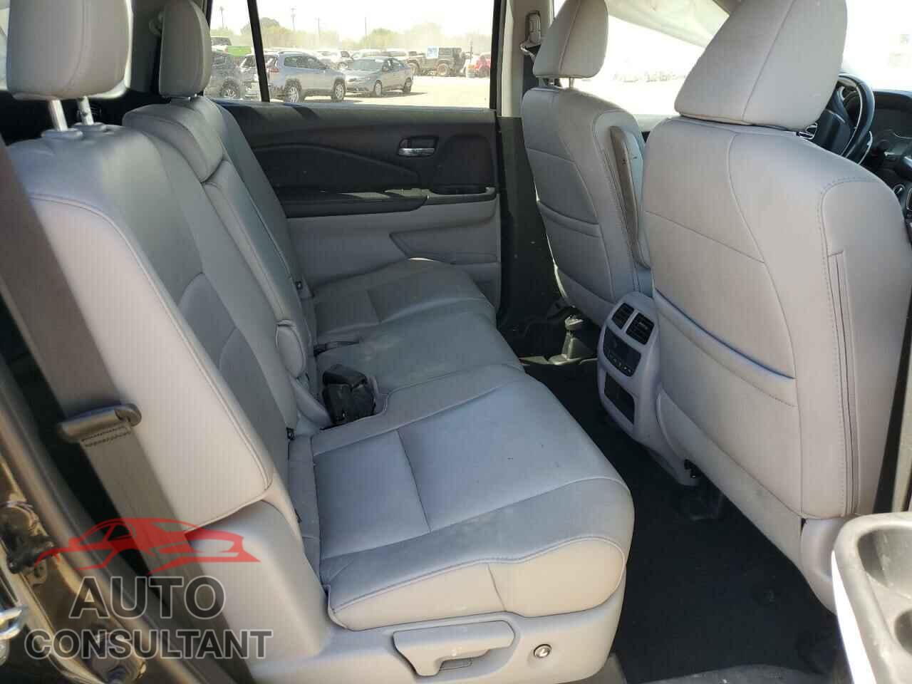 HONDA PILOT 2017 - 5FNYF6H67HB035659