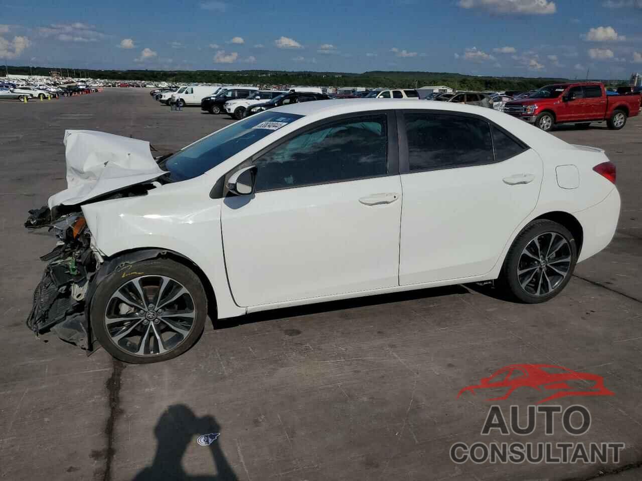 TOYOTA COROLLA 2018 - 5YFBURHE2JP770984