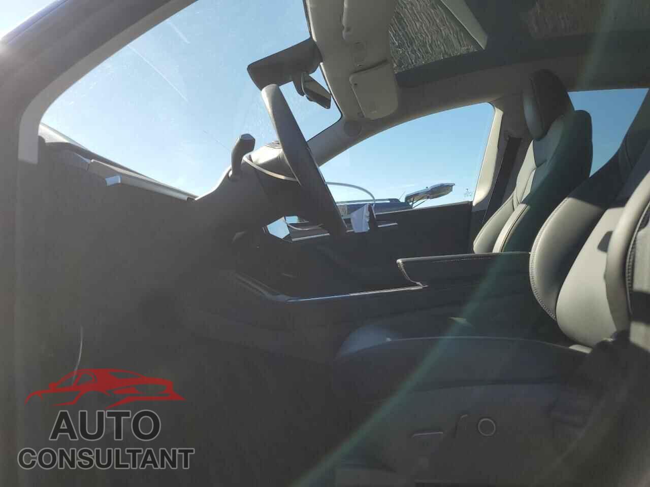 TESLA MODEL Y 2023 - LRWYGDEE2PC136887