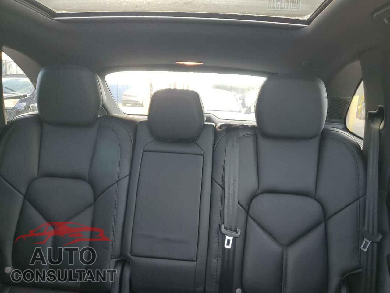 PORSCHE CAYENNE 2018 - WP1AA2A28JKA04976