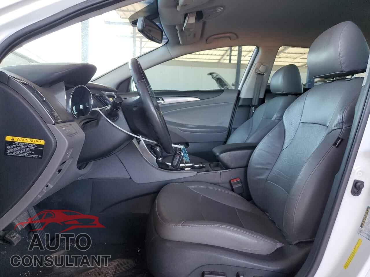 HYUNDAI SONATA 2012 - KMHEC4A41CA057825