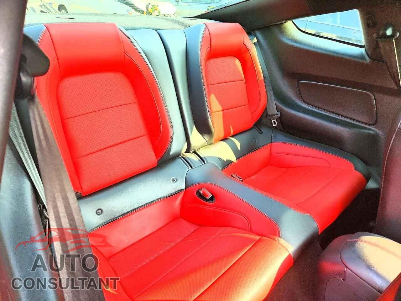 FORD MUSTANG 2019 - 1FA6P8TH2K5138043