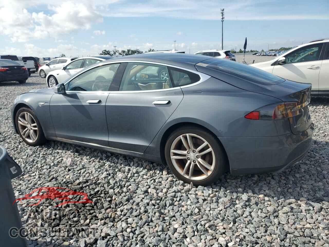 TESLA MODEL S 2013 - 5YJSA1AC4DFP10496