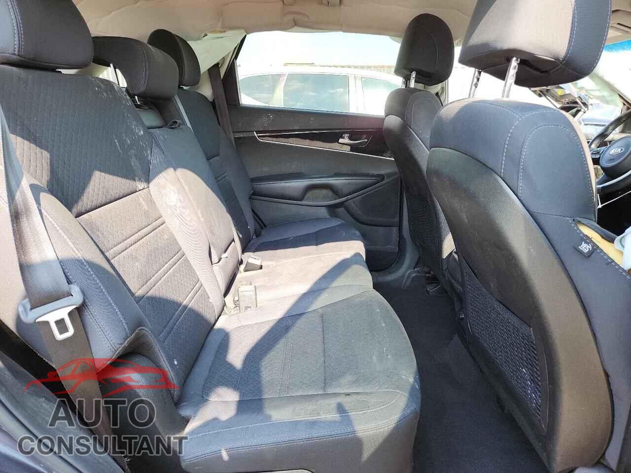 KIA SORENTO 2017 - 5XYPG4A32HG256205