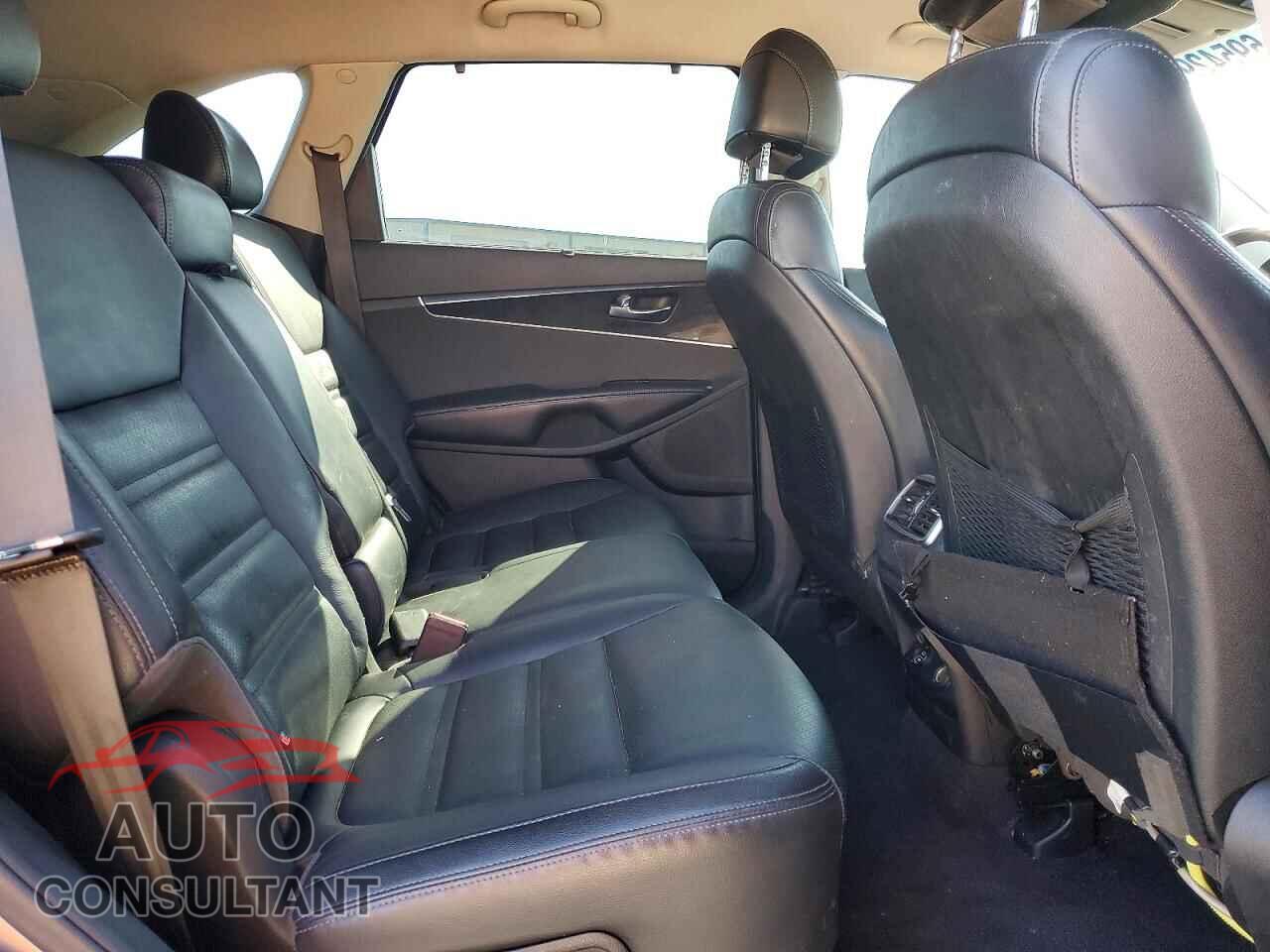 KIA SORENTO 2017 - 5XYPH4A50HG200746