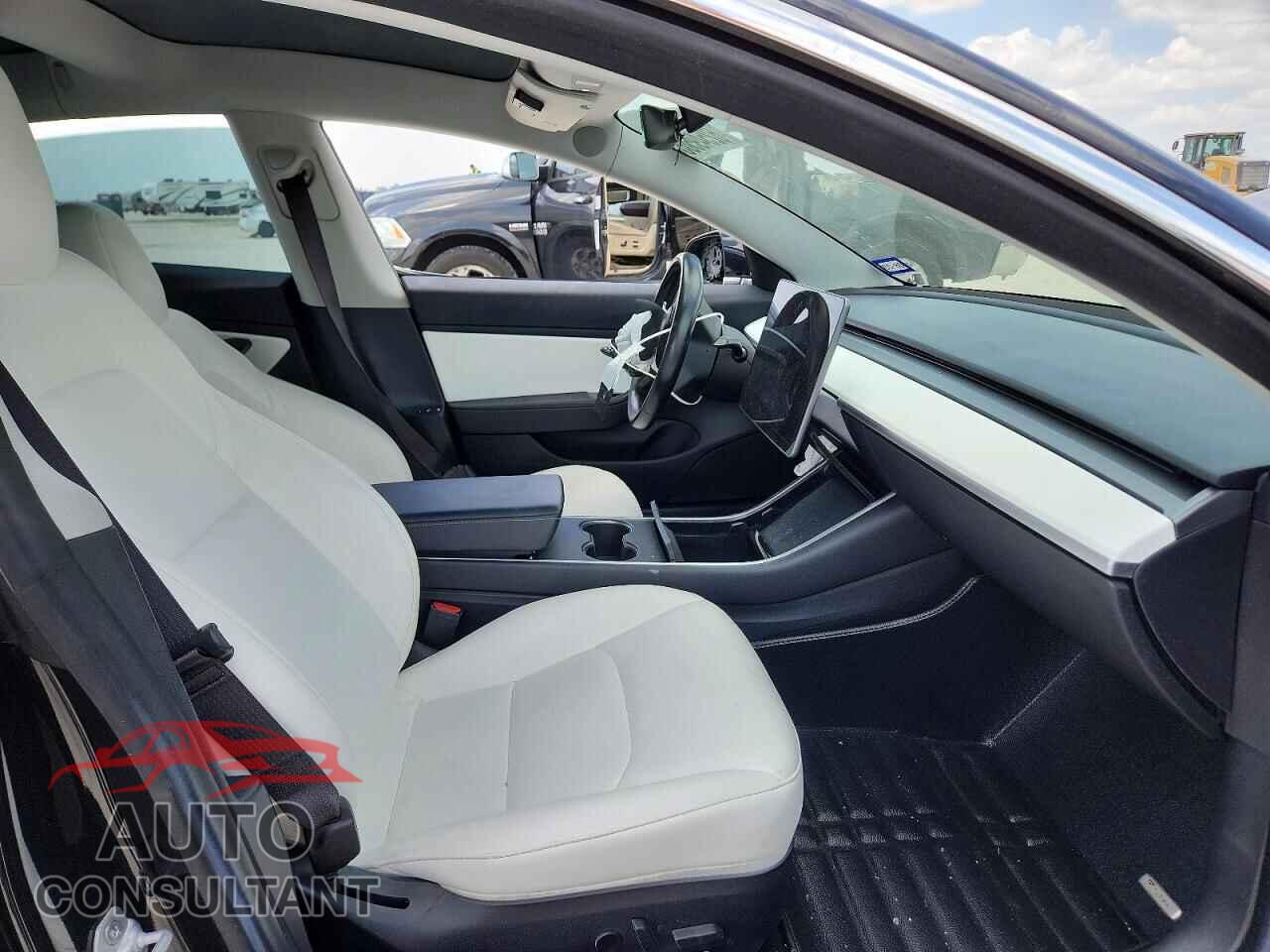TESLA MODEL 3 2018 - 5YJ3E1EB7JF070077