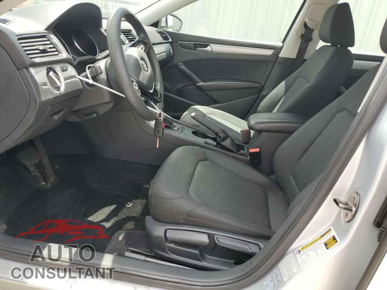 VOLKSWAGEN PASSAT 2017 - 1VWAT7A31HC052449
