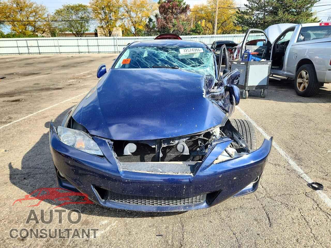 LEXUS IS 2011 - JTHCF5C28B5050879