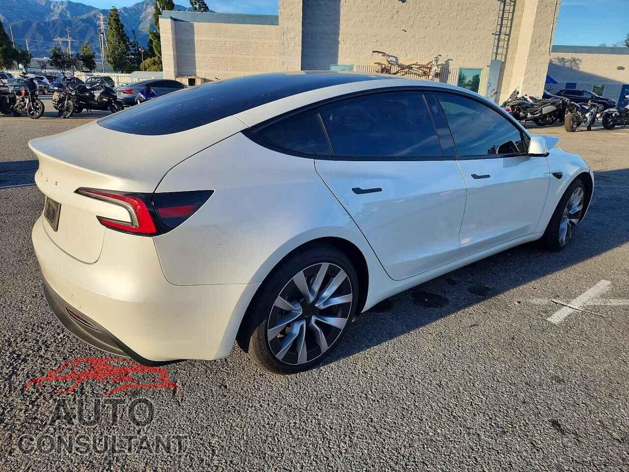 TESLA MODEL 3 2024 - 5YJ3E1EA8RF847529