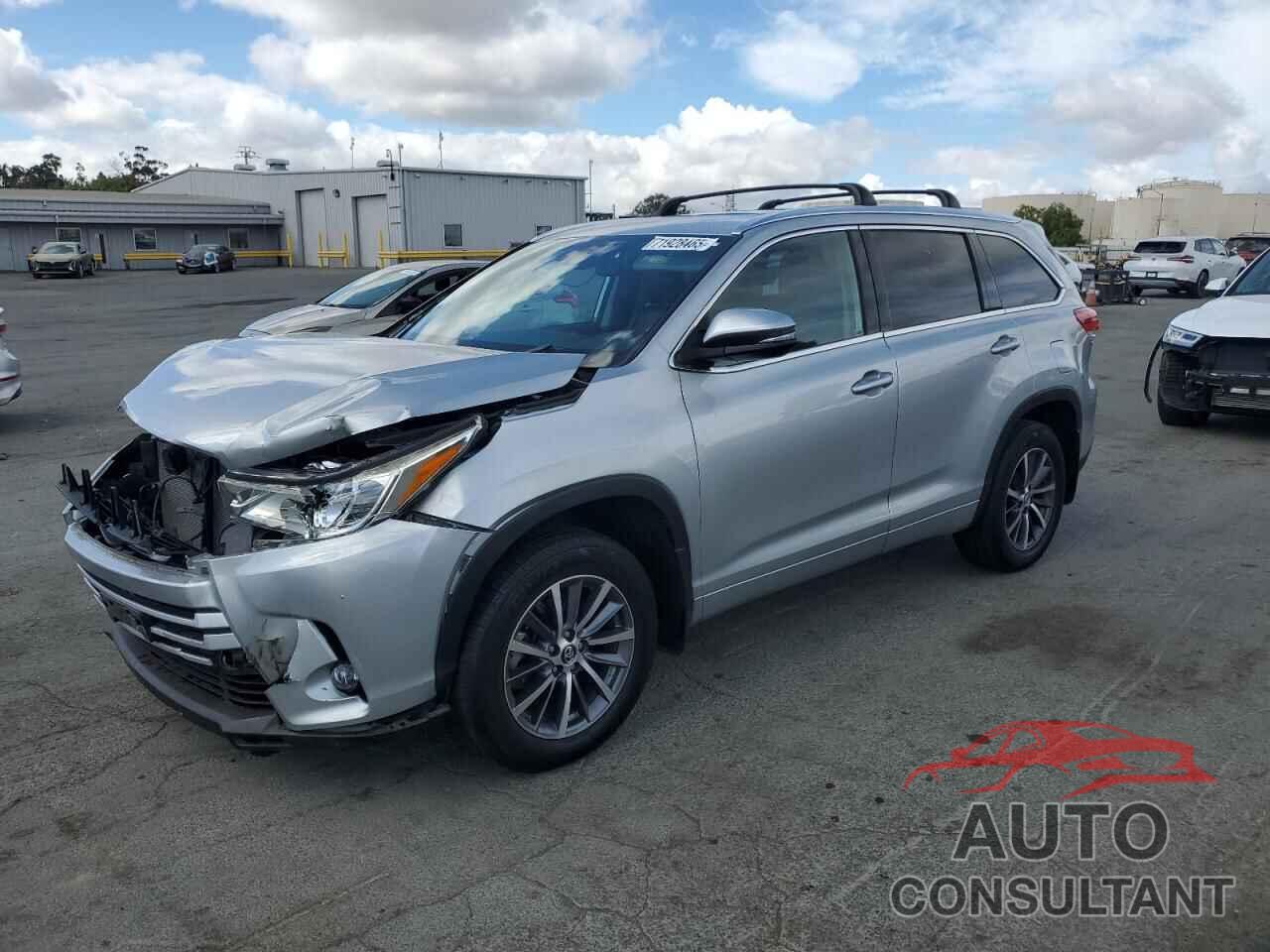 TOYOTA HIGHLANDER 2018 - 5TDJZRFH1JS812949