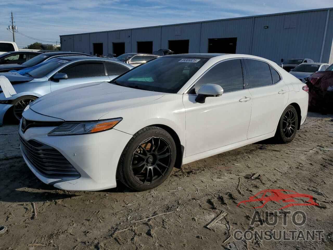 TOYOTA CAMRY 2018 - 4T1B11HK3JU081468